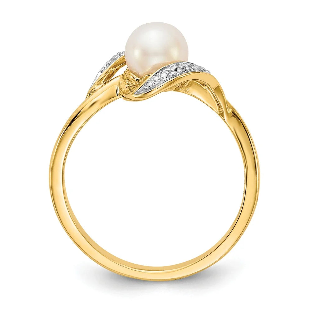 14kt Yellow Gold Diamond and Cultured Pearl Ring Size 7 E115