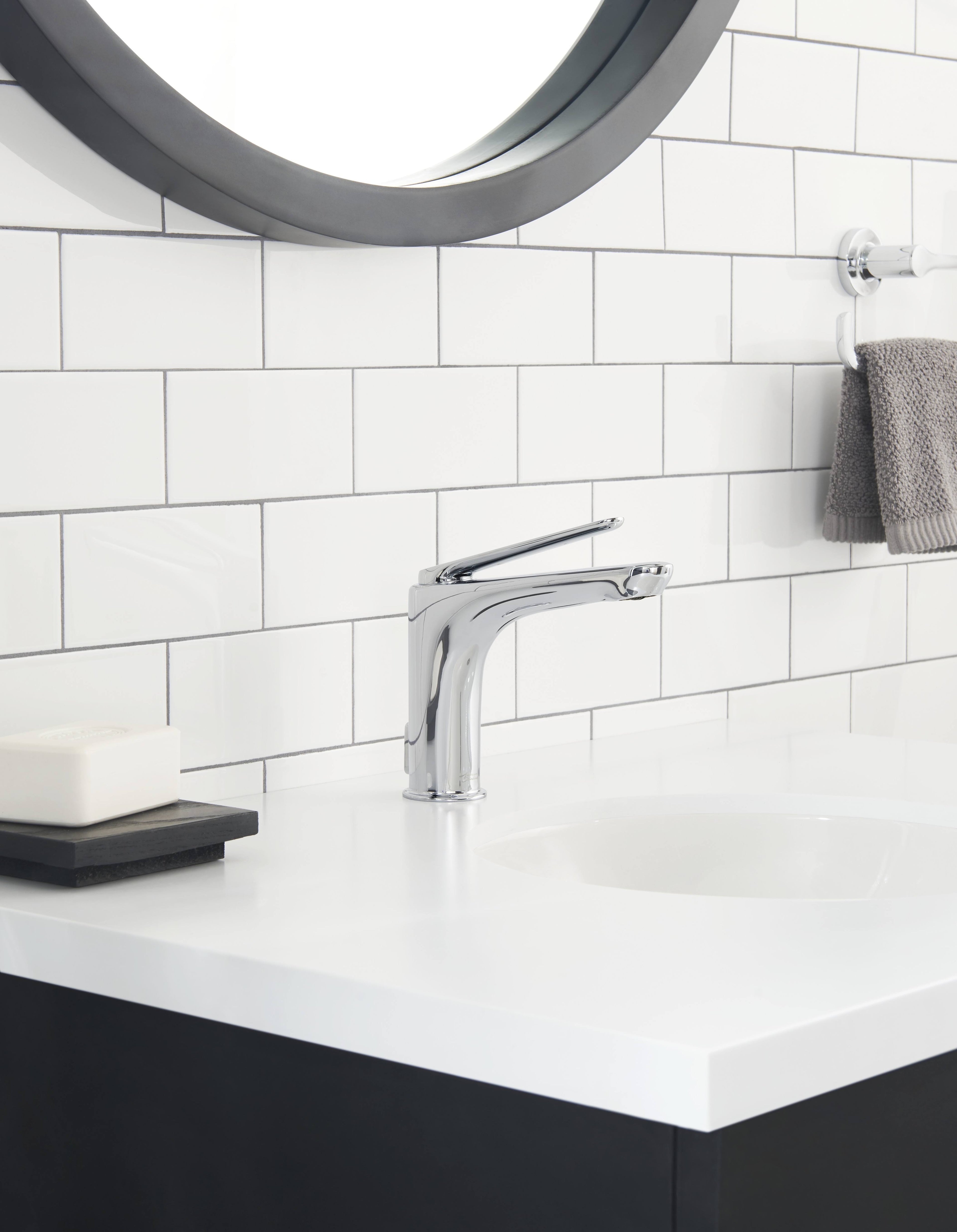 Polished Chrome Single Hole Bathroom Faucet with Drain T2451