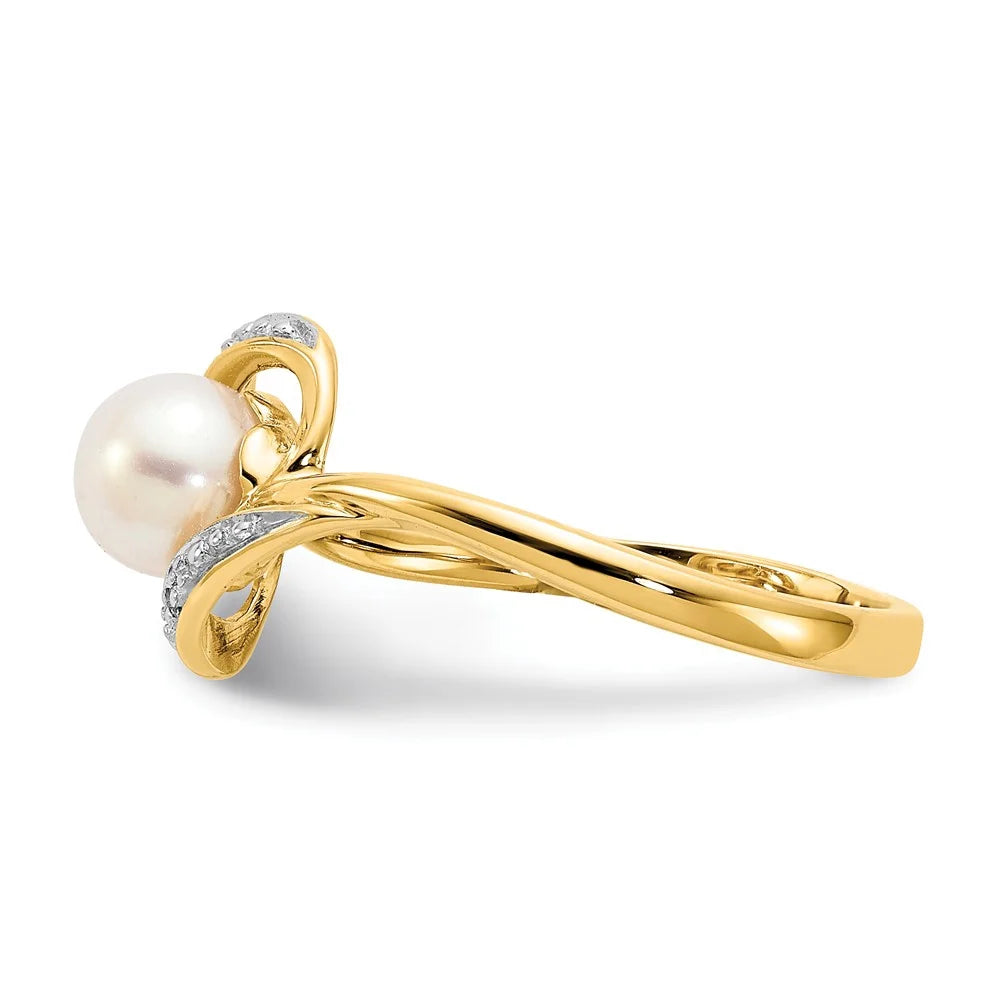 14kt Yellow Gold Diamond and Cultured Pearl Ring Size 7 E115